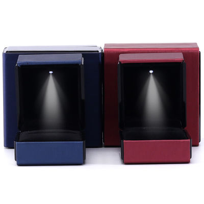 Paquete de joyas Hanhong Logotipo personalizado de cuero caja de luz LED para brazalete collar y anillo