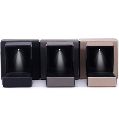 Paquete de joyas Hanhong Logotipo personalizado de cuero caja de luz LED para brazalete collar y anillo