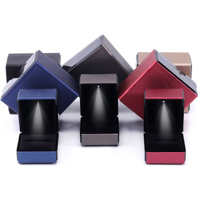 Paquete de joyas Hanhong Logotipo personalizado de cuero caja de luz LED para brazalete collar y anillo