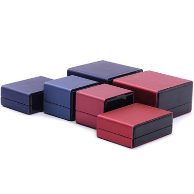 Paquete de joyas Hanhong Logotipo personalizado de cuero caja de luz LED para brazalete collar y anillo