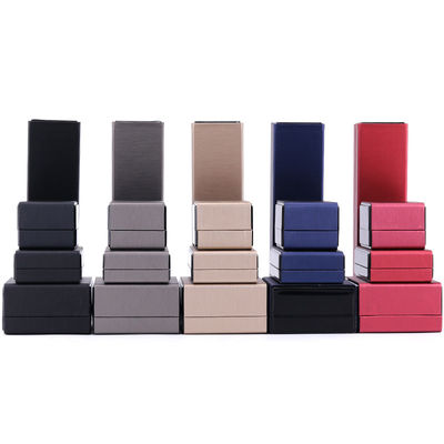 Paquete de joyas Hanhong Logotipo personalizado de cuero caja de luz LED para brazalete collar y anillo