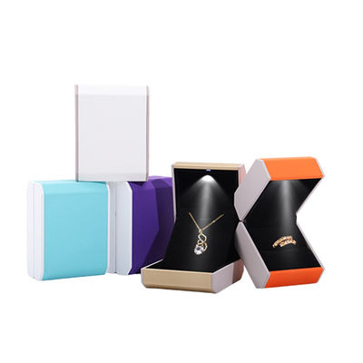 Contacte con nosotros para la iluminación LED personalizada caja de joyas de plástico azul caja de anillo LED revestimiento de terciopelo