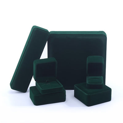 China Fabricación mayorista de alta gama Cuadro de anillo de collarada hecha a mano Embalaje de joyas Logotipo personalizado Luxo Cuadrado Suede Veludo Verde Oscuro Caja de joyas