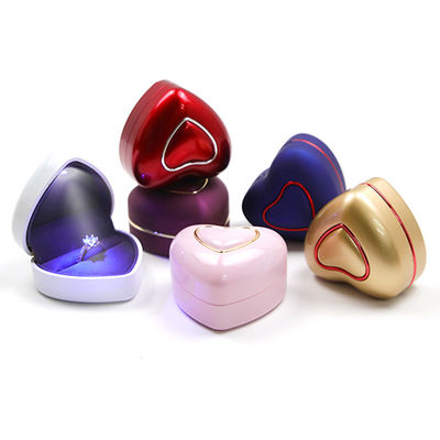 Caja de anillo de luz LED rosa de tamaño personalizado para almacenar y mostrar joyas
