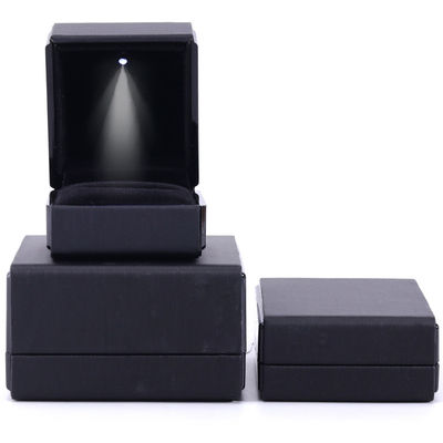 Caja de joyería de luz LED hecha a mano negra para embalaje de cuero con logotipo personalizado de Hanhong