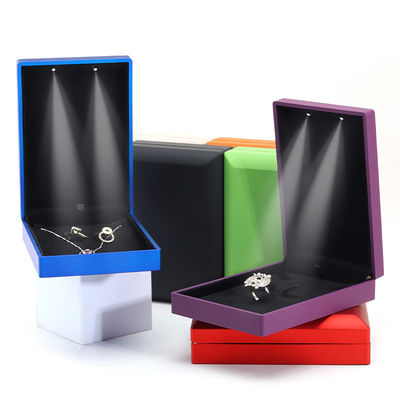Hanhong Logotipo personalizado pintura a inmersión de joyería caja de embalaje para los pendientes collar de anillo LED conjunto