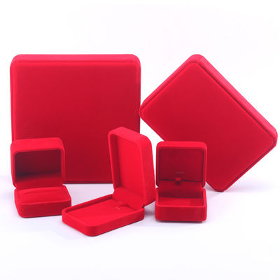China Fabricación mayorista de lujo de terciopelo rojo Embalaje de joyería Caja de joyería de alta gama personalizada Collar Brazalete Orecillos Anillo Joyería Caja de embalaje con logotipo