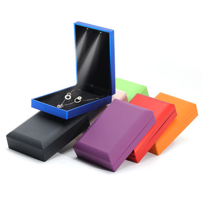 Hanhong Logotipo personalizado pintura a inmersión de joyería caja de embalaje para los pendientes collar de anillo LED conjunto