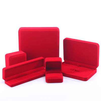 China Fabricación mayorista de lujo de terciopelo rojo Embalaje de joyería Caja de joyería de alta gama personalizada Collar Brazalete Orecillos Anillo Joyería Caja de embalaje con logotipo