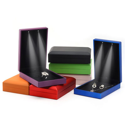 Hanhong Logotipo personalizado pintura a inmersión de joyería caja de embalaje para los pendientes collar de anillo LED conjunto