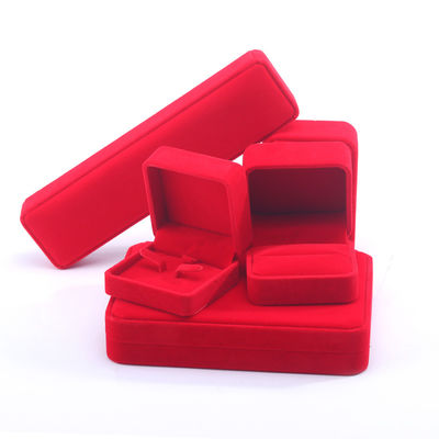 China Fabricación mayorista de lujo de terciopelo rojo Embalaje de joyería Caja de joyería de alta gama personalizada Collar Brazalete Orecillos Anillo Joyería Caja de embalaje con logotipo