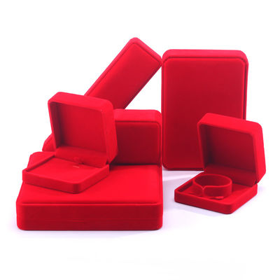 China Fabricación mayorista de lujo de terciopelo rojo Embalaje de joyería Caja de joyería de alta gama personalizada Collar Brazalete Orecillos Anillo Joyería Caja de embalaje con logotipo
