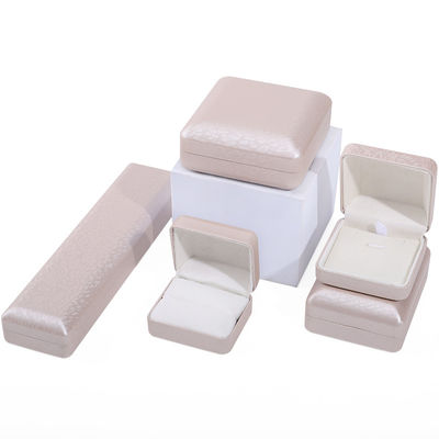 Caja de joyería de cuero de oro personalizada para collar de pulsera collar y almacenaje de anillos más nuevo estilo