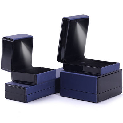 comprar Logotipo del cliente Caja de joyas de luz LED para collar de pulsera y anillo en cuero azul online manufacture