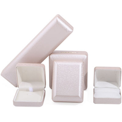 Caja de joyería de cuero de oro personalizada para collar de pulsera collar y almacenaje de anillos más nuevo estilo