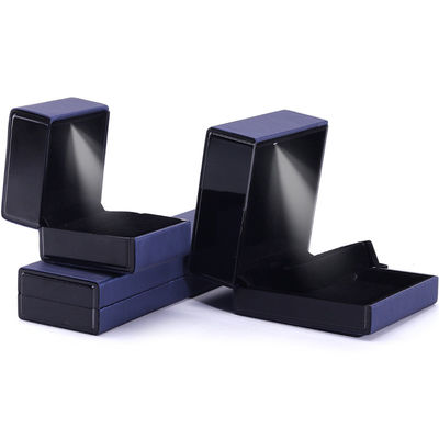Logotipo del cliente Caja de joyas de luz LED para collar de pulsera y anillo en cuero azul
