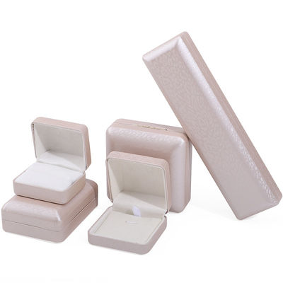 Caja de joyería de cuero de oro personalizada para collar de pulsera collar y almacenaje de anillos más nuevo estilo