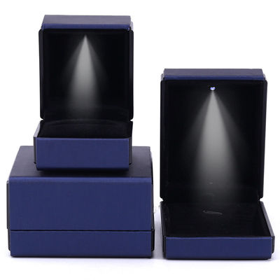 Logotipo del cliente Caja de joyas de luz LED para collar de pulsera y anillo en cuero azul