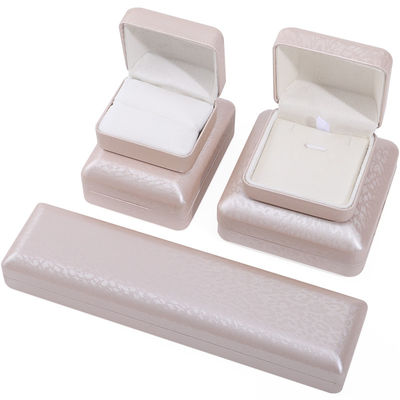 Caja de joyería de cuero de oro personalizada para collar de pulsera collar y almacenaje de anillos más nuevo estilo
