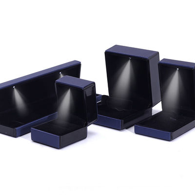Logotipo del cliente Caja de joyas de luz LED para collar de pulsera y anillo en cuero azul