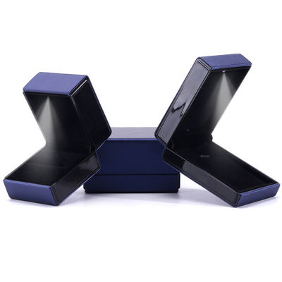 Logotipo del cliente Caja de joyas de luz LED para collar de pulsera y anillo en cuero azul