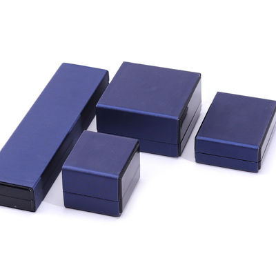 Logotipo del cliente Caja de joyas de luz LED para collar de pulsera y anillo en cuero azul