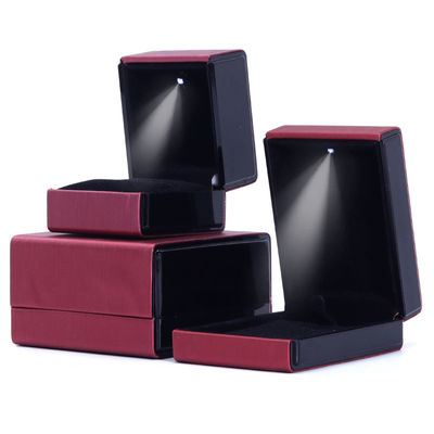 comprar Hanhong Logotipo personalizado de luz LED caja de joyas para pulseras collares y anillos de cuero online manufacture
