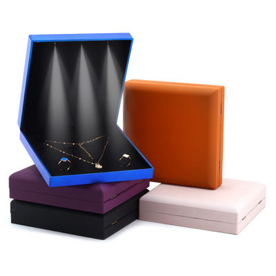 Hanhong Logotipo personalizado de joyería de color blanco con collar de anillos