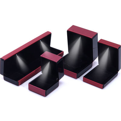Hanhong Logotipo personalizado de luz LED caja de joyas para pulseras collares y anillos de cuero
