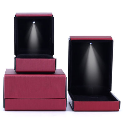 Hanhong Logotipo personalizado de luz LED caja de joyas para pulseras collares y anillos de cuero