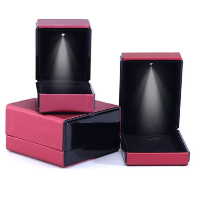 Hanhong Logotipo personalizado de luz LED caja de joyas para pulseras collares y anillos de cuero