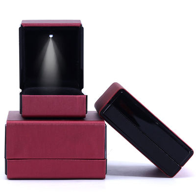 Hanhong Logotipo personalizado de luz LED caja de joyas para pulseras collares y anillos de cuero