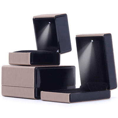 comprar 9*9*5cm Rectángulo Hanhong Collar de Oro Personalizado Brazalete y Anillo Caja de embalaje de joyas LED online manufacture