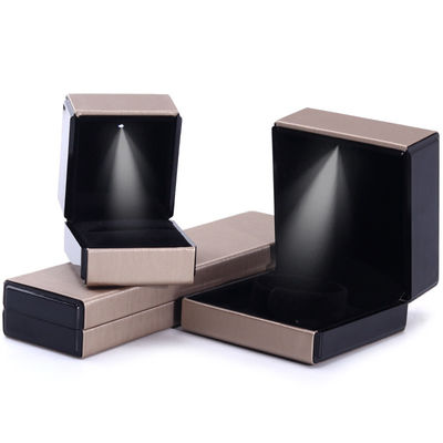 9*9*5cm Rectángulo Hanhong Collar de Oro Personalizado Brazalete y Anillo Caja de embalaje de joyas LED