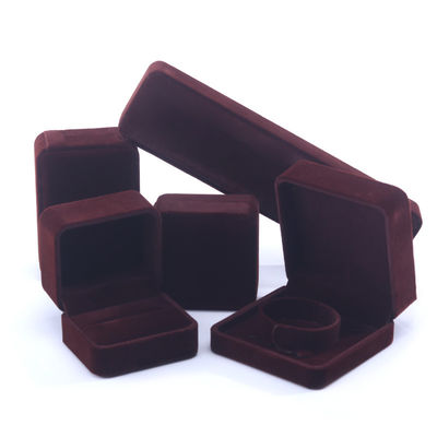 China Fabricación al por mayor de alta gama Hecho a mano Caja de collar y anillo Embalaje de joyería Logotipo personalizado Caja de joyería cuadrada de lujo de gamuza y terciopelo marrón