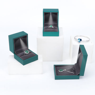 Caja de embalaje de joyas de luz LED Hanhong personalizada para brazaletes y aretes de collar
