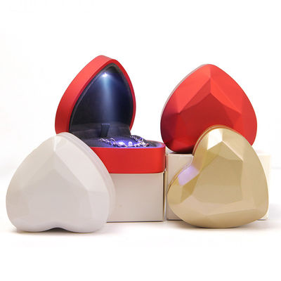 Caja de embalaje personalizable premium en forma de corazón con LED para collar y anillo con logotipo