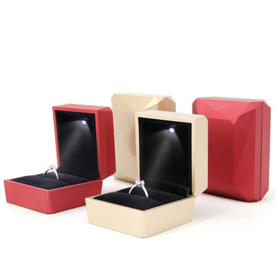 Caja de anillo de lujo Hanhong Logotipo personalizado Caja de almacenamiento de joyas blancas de plástico PU con luz LED