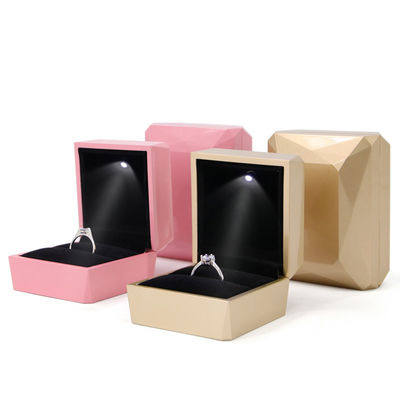 Caja de anillo de lujo Hanhong Logotipo personalizado Caja de almacenamiento de joyas blancas de plástico PU con luz LED