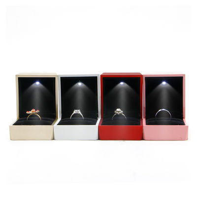Caja de anillo de lujo Hanhong Logotipo personalizado Caja de almacenamiento de joyas blancas de plástico PU con luz LED