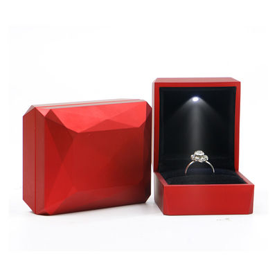 Caja de almacenamiento de joyas de plástico con logotipo personalizado con revestimiento de terciopelo y luz LED