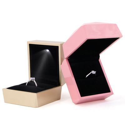 Caja de embalaje de joyería de plástico de oro de PU con LED Light