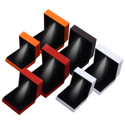 comprar 9*9*3.5cm Jewelry Box Organizer con logotipo horneado Lacado Negro con borde LED Ring Box online manufacture