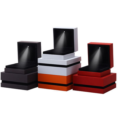 9*9*3.5cm Jewelry Box Organizer con logotipo horneado Lacado Negro con borde LED Ring Box