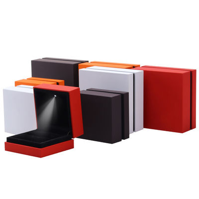 9*9*3.5cm Jewelry Box Organizer con logotipo horneado Lacado Negro con borde LED Ring Box