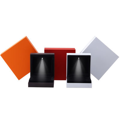 9*9*3.5cm Jewelry Box Organizer con logotipo horneado Lacado Negro con borde LED Ring Box