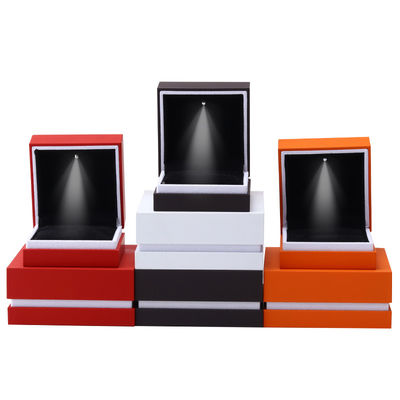 comprar Caja de embalaje de joyas de acabado pintura de horneado artesanía borde blanco LED anillo caja de joyas 9 * 9 * 3,5cm online manufacture