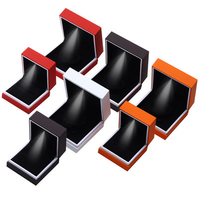 Caja de embalaje de joyas de acabado pintura de horneado artesanía borde blanco LED anillo caja de joyas 9 * 9 * 3,5cm