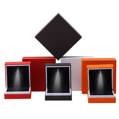 Caja de embalaje de joyas de acabado pintura de horneado artesanía borde blanco LED anillo caja de joyas 9 * 9 * 3,5cm