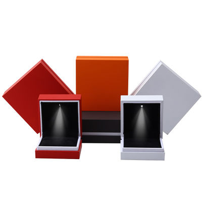 Caja de embalaje de joyas de acabado pintura de horneado artesanía borde blanco LED anillo caja de joyas 9 * 9 * 3,5cm